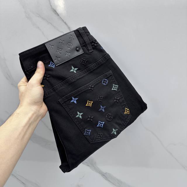 Lv路易威登 高端定制、26春季最新款洗水牛仔裤 柜台同步发售 Logo刺绣款 原版定制复刻 客供定制辅料 原单品质 进口固色弹力面料 透气舒适。做工走线精细