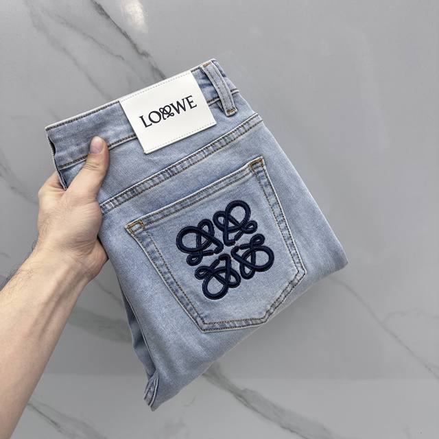 Loewe罗意威 高端定制、26春季最新款洗水破洞牛仔裤 柜台同步发售 原版定制复刻 客供定制辅料 原单品质 进口固色弹力面料 透气舒适。做工走线精细 上身绝佳