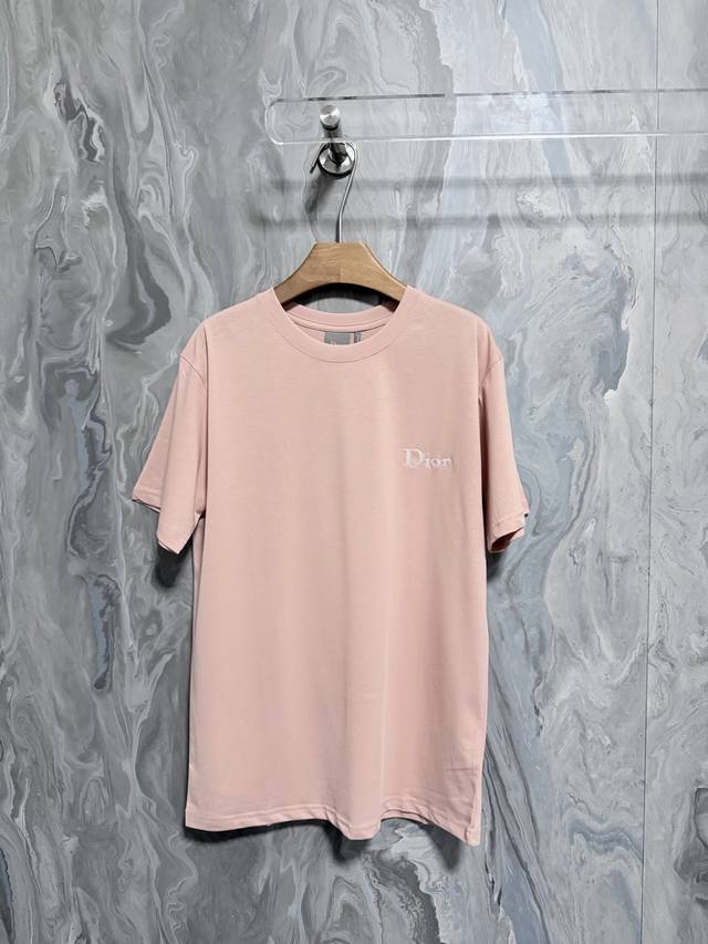 Di0R 26新款 T 恤是二零二六夏季男装系列新品，是衣橱里的经典单品。采用粉色棉质平纹针织面料精心制作，胸前饰以 Dior 刺绣。时尚廓形，可与各式牛仔裤或
