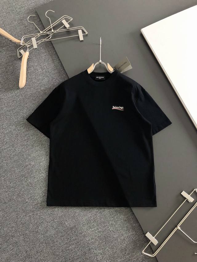 高版本￥ppp Bal 2026Ss早春新款重工刺绣圆领T恤，定织定染纯棉300克重洗水面料，做工精细。男女同款宽松落肩版型，时尚大气。尺码：M-Xxl