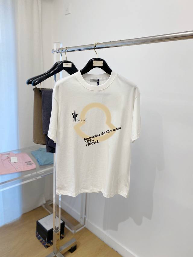 蒙口、新品短袖T恤，帅气时尚，胸前图案字母Logo，简约百搭款。面料260G特制纯棉 不仅挺括，保持潮流的廓形，又穿着舒适，纱织更细腻，码数S-Xxl 宽松版型