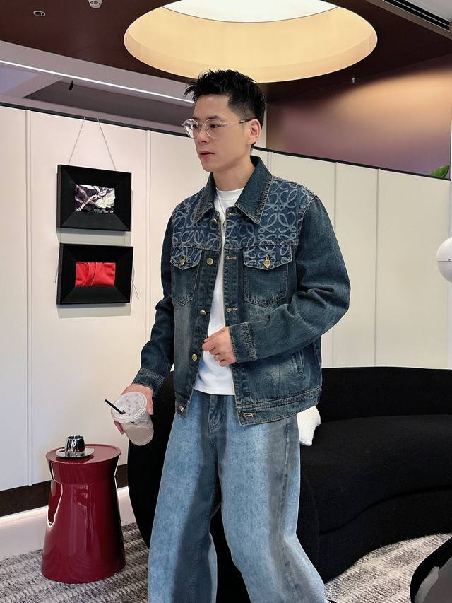 罗意威 顶级品质！2026春款官网专柜同步有售，原单狠货，超级有范儿，定制原版水洗牛仔面料，独特设计，顶级刺绣烧花工艺字母图案Logo，原版五金辅料装饰，极为翘