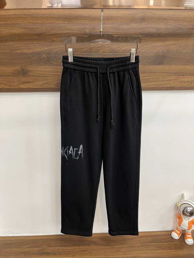 主推 Balenciaga 巴黎世家 2025秋冬新款休闲裤！官网同步发售。品牌经典Logo休闲裤 ，定制面料，舒适度极好，手触感强烈。辨识度极高，完美品相工艺