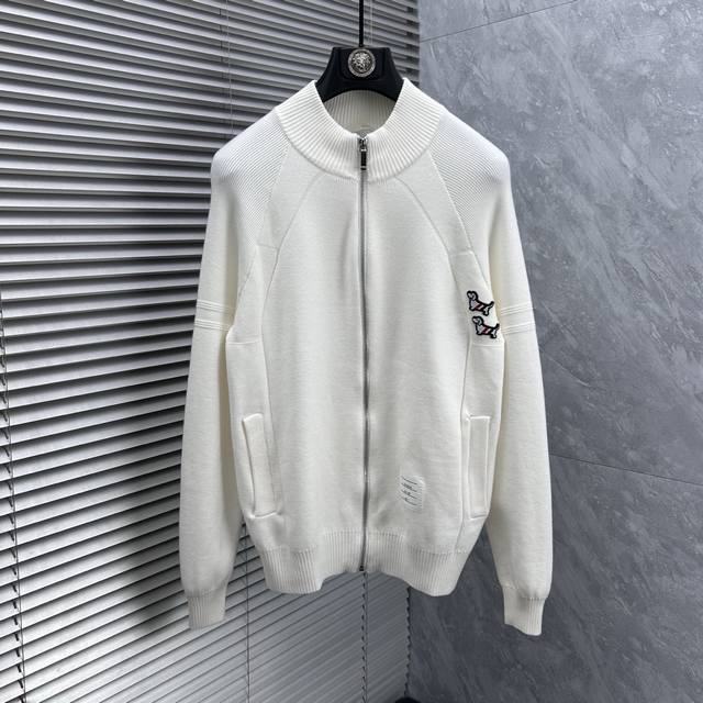 Made with wool and cotton yarn, it's soft and skin-friendly, finely knitted, and