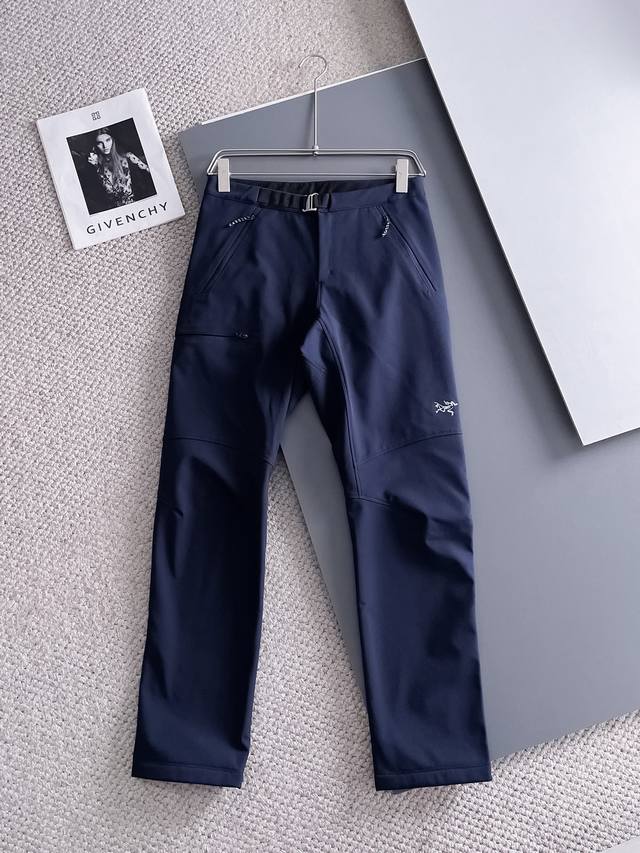 开春新品 Arc‘Teryx 始祖鸟户外防风保暖透气冬季男士软壳裤！无缝设计 加绒 高热度鸟家户外机能风3D立体修身裁剪，高定户外机能面料 巨保暖抗撕裂效果很强