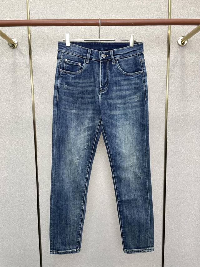 Loewe's latest casual jeans, a high-end version that they're going all out to re