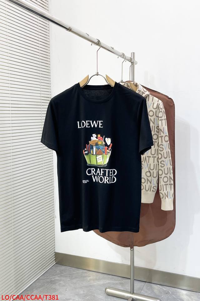 T381 Loewe 2026 Spring/Summer New Arrival. This classic printed crew neck short-