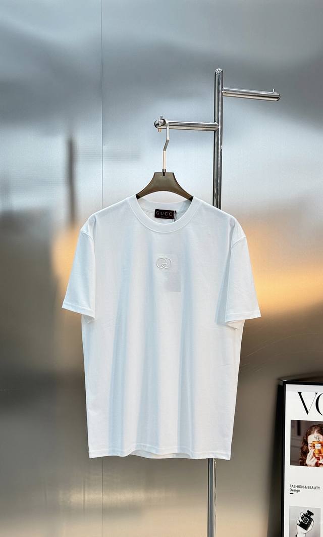 Gucci 26S classic short-sleeved T-shirt, unisex, available in black and white. T