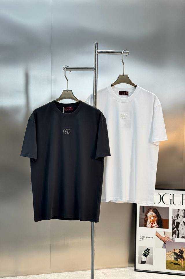 Gucci 26S classic short-sleeved T-shirt, unisex, available in black and white. T