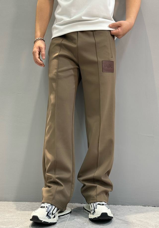 Dior's super hottest item is here! These three-dimensional straight-leg trousers
