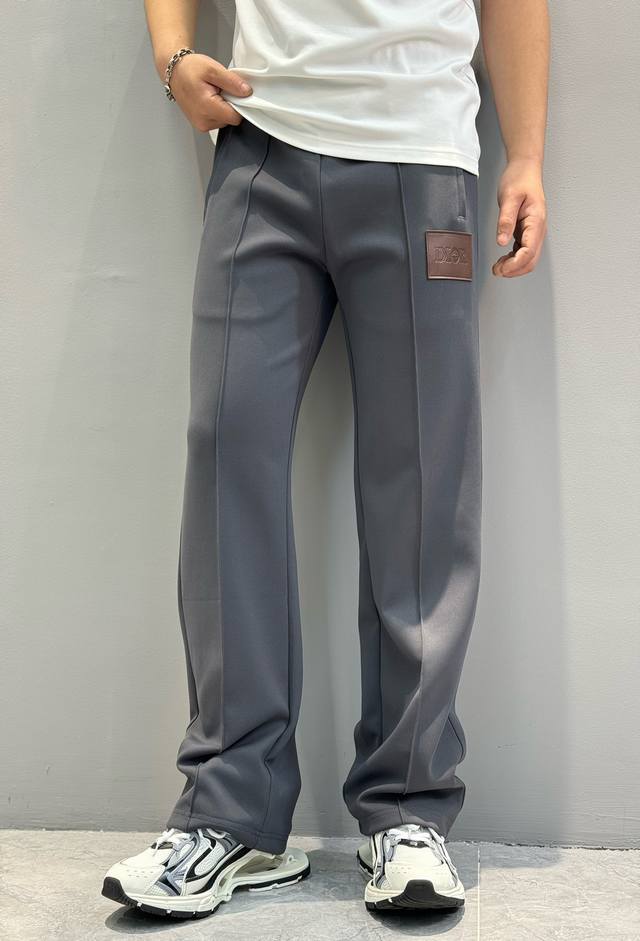 Dior's super hottest item is here! These three-dimensional straight-leg trousers