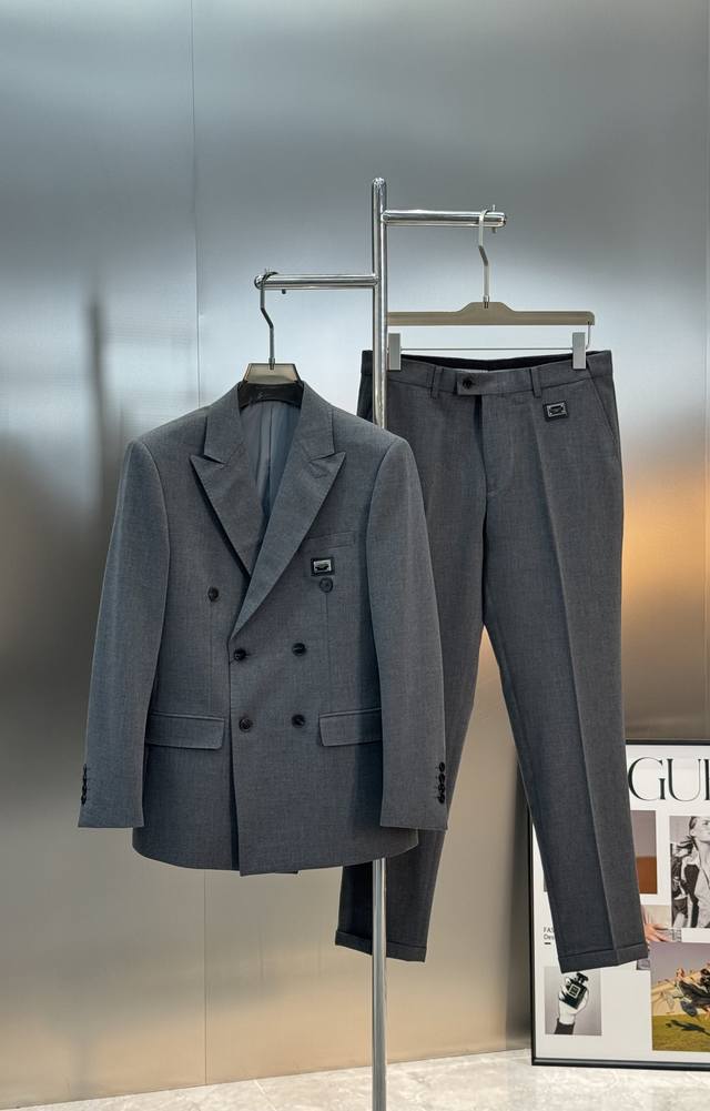 Dolce & Gabbana New Men's Double-Breasted Business Suit! A top-tier, high-end re