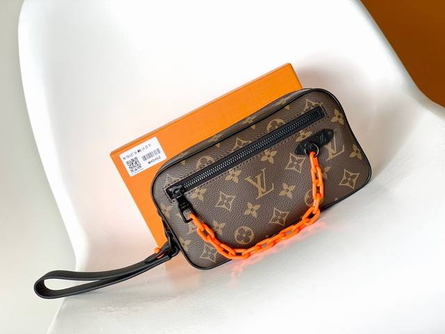 163C01 芯片 M68321 黑花M55703 压花 M44458老花顶级原单 春夏秀场为 Virgil Abloh 设计的 pochette Volga