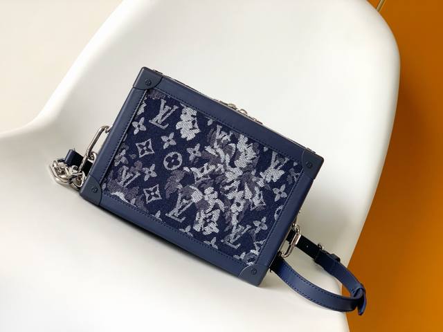 顶级原单 独家实拍 M57283 Virgil Abloh 为 春夏前系列重绎 Soft Trunk 链条包，以 Monogram Tapestry 帆布搭配皮