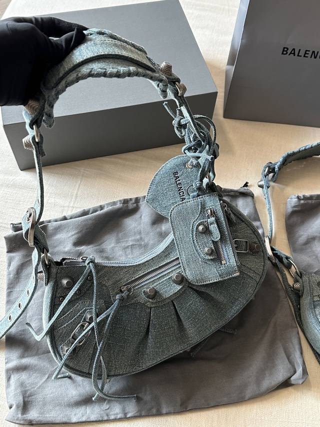配盒 Size：31*14Cm 25*12Cm 巴黎世家 Le Cagole 致敬经典机车包系列重磅新款王炸登场La 可调节编织肩带附加孔眼 外挂皮革卡包、心型