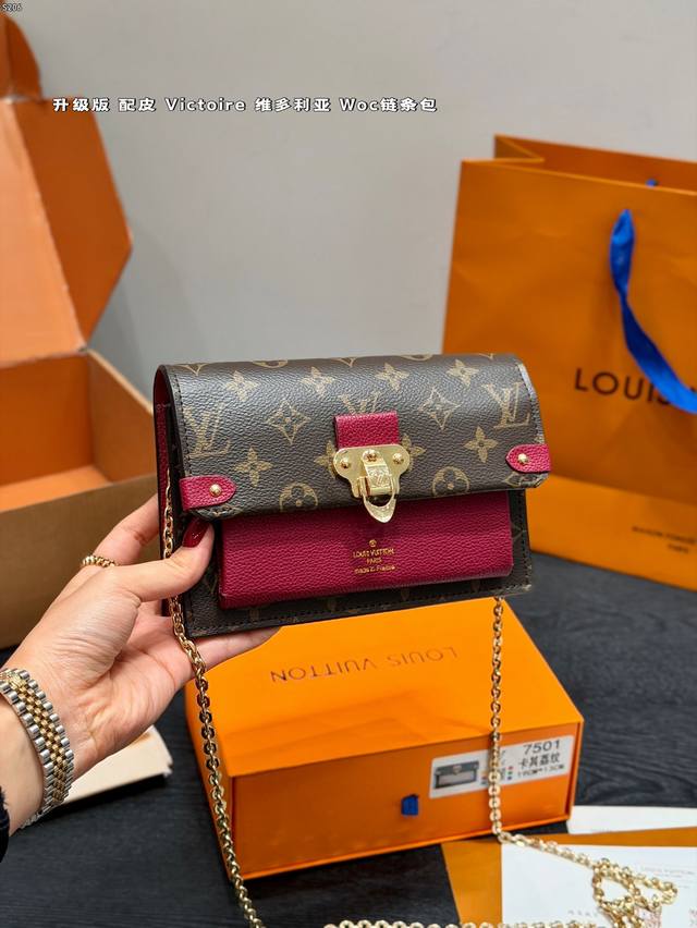 礼盒包装 升级版 配皮 Lv 老花Victoire维多利亚Woc链条包，经典Monogram老花+牛皮拼接，金色链条&锁扣超有辨识度，内部多分层，收纳力满分！链