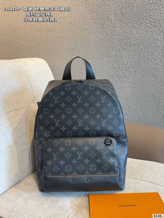 Lv 双肩包 男生日常休闲搭配的理想选择～ 实用又百搭，小小的身体大大的空间 非常适合放随身物品~ 面料耐磨耐刮蹭，适合男生大大咧咧的性格尺寸：28*16*37