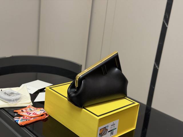 Fendi Handbag with Folding Box Simple and elegant style, even lighter Easily mat