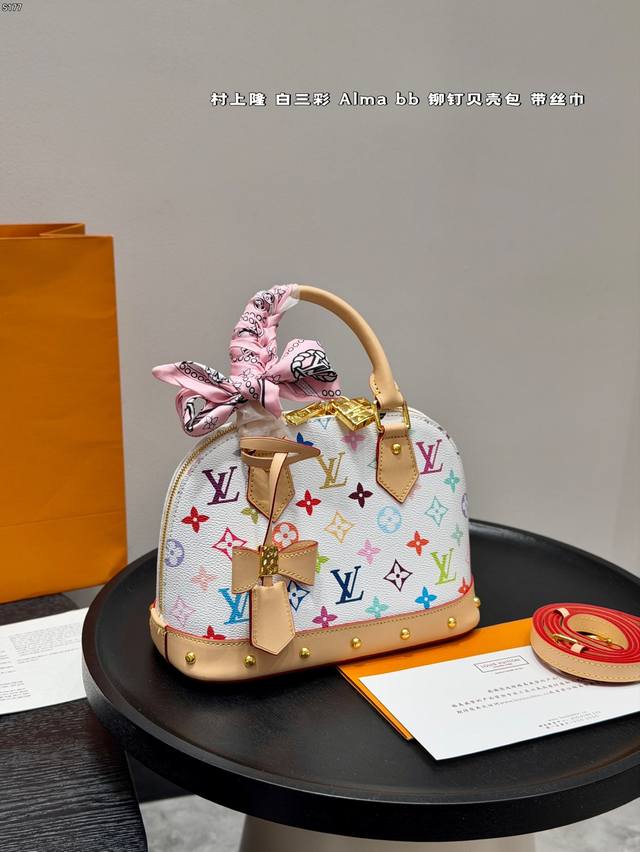 礼盒包装 带丝巾 Size：24*18Cm 25Ss 村上隆联联名系列 白彩贝壳 Lv 这个白三彩 Alma贝壳 太可爱啦！带铆钉！ 小巧又复古已经拎着溜达两天