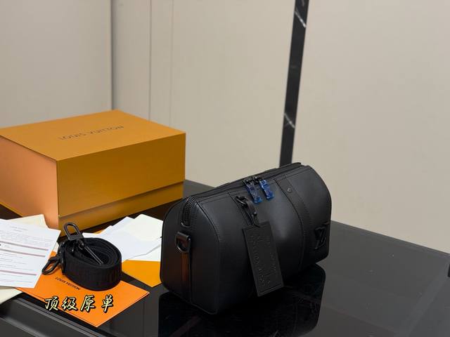 配折叠盒飞机盒 尺寸：27*17Cm Lv Keepall 新品枕头包 黑灰老花撞色 简直长在我的心头。 男女同款！！！！ 男盆友的新包