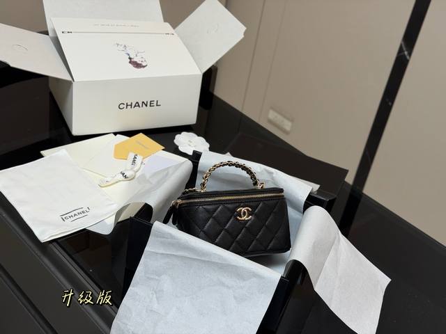 配折叠盒飞机盒 Size：18*10Cm 香奈儿 26C手柄镜子盒子包 上身仙气满满哦！ 滑滑的皮摸上去超舒服 斜挎 手提 软Fufu滴超可爱