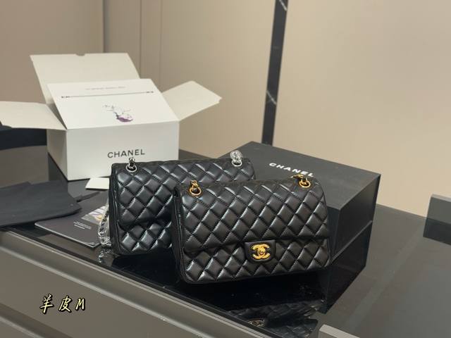 配折叠盒飞机盒 Size:25Cm 香奈儿 Cf我们一直很用心在做 秒杀其他市面上的货 顶级羊皮纹 很舒服的一种！ 不管您是谁 稳稳Hold住哦 四季必备单品！