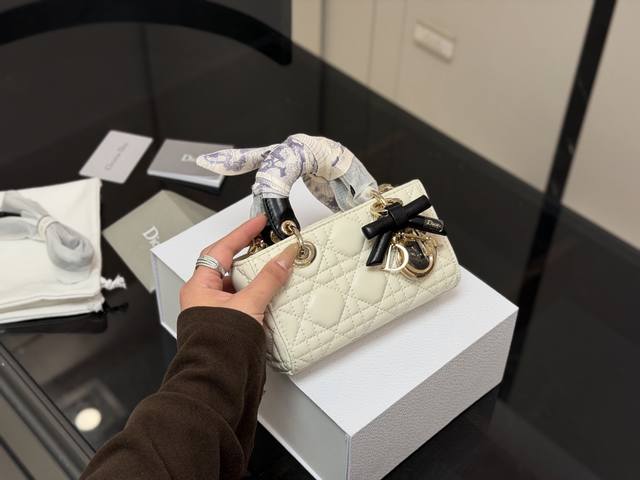 配折叠 迪奥Lady羊皮纹 横版戴妃包 Dior款新包型 两根包带 我喜欢短的那根～ 一只很“我”的包爱了 尺寸:17Cm