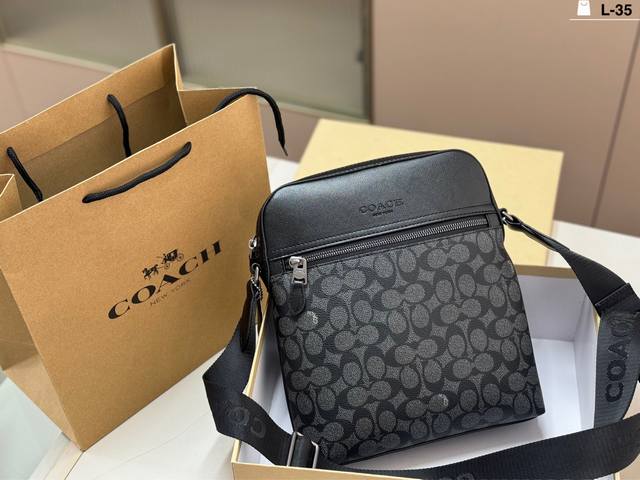 L-35 尺寸23X27 配盒 Coach男士单肩斜挎包，经典黑色老花设计，pvc+皮革拼接，耐用又有辨识度。内部空间合理，手机钱包轻松收纳