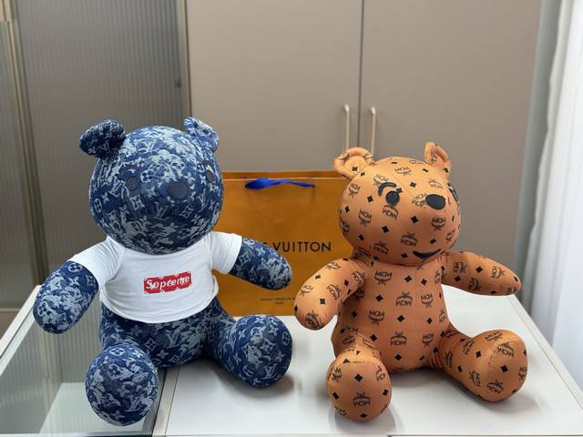 Size: 40cm tall, 38cm wide. A strong street style piece! Wearing a Supreme white