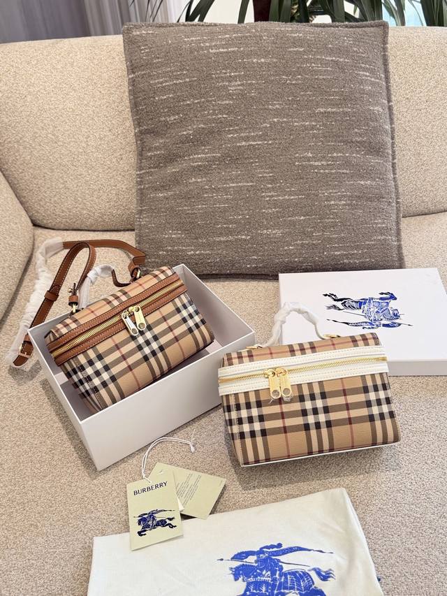 Burberry格纹饭盒包 Burberry格纹饭盒包，经典米色格纹+石楠棕皮革饰边，英伦风满满！pvc材质防水耐用，双拉链设计超实用，内部空间能装下日常小物。