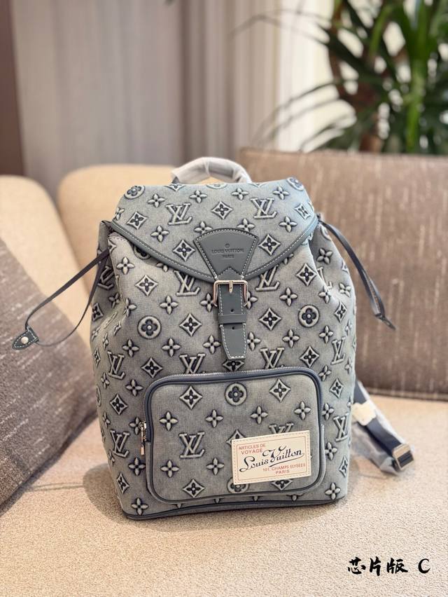 Lv Montsouris牛仔双肩包 Lv Montsouris牛仔双肩包，水洗牛仔布+Monogram压花，复古感满满！尺寸32X40X19Cm，容量大，通勤