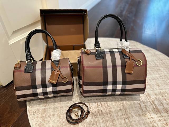 折叠礼盒包装 Burberry 巴宝莉格纹波士顿枕头包 精致小巧，复古时髦！ 方便携带，非常耐装 配长肩带可斜挎～ 小包爱好者必入！ 尺寸：19 13Cm 25