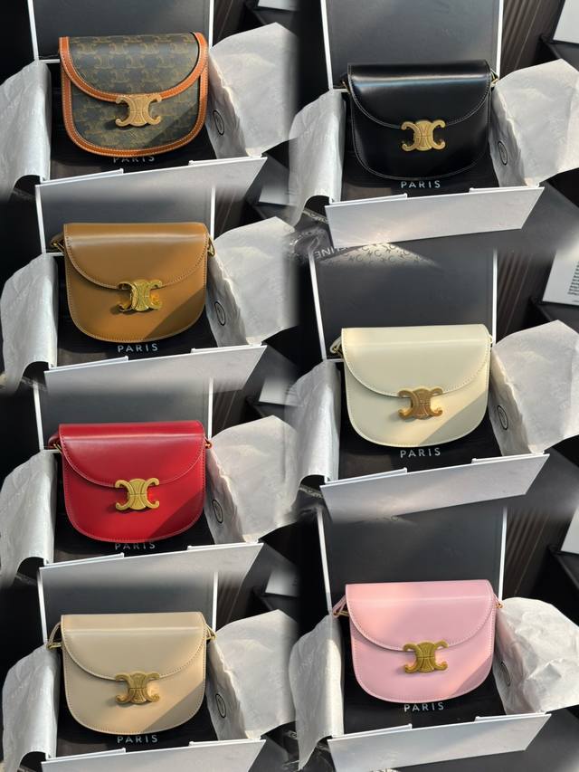 老花尺寸18.13Cm 折叠盒配丝巾 漆皮尺寸18.13Cm 折叠盒配丝巾 Celine凯旋门老花马鞍包，经典Triomphe系列，帆布+牛皮拼接，耐磨又有质感