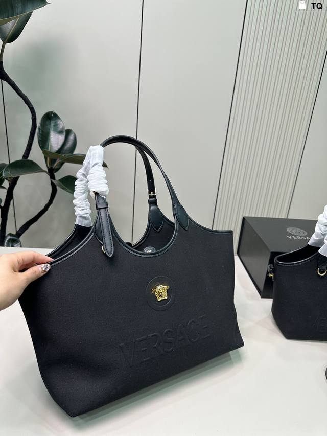 Tq尺寸36×23 23×17折叠盒 Versace La Medusa丹宁托特包 真的非常好看 非常 适合旅游 出街 日常 容貌所吸引 集美们冲它