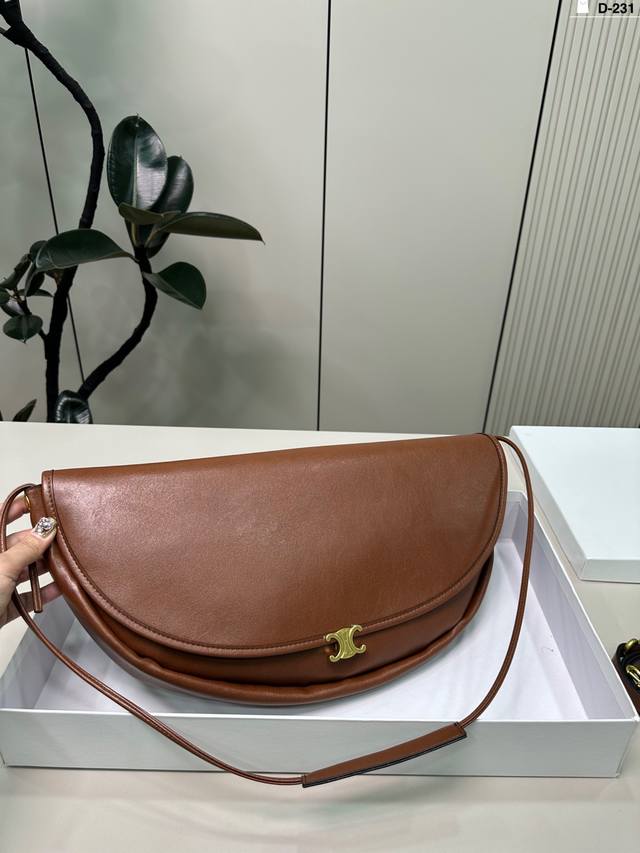 D-21尺寸46×20配盒 Celine 赛琳 Soft Triomphe半月包 手感细腻柔软，质感满分！浅棕褐色＋凯旋门金属扣，低调又有辨识度。半月孤形设计，