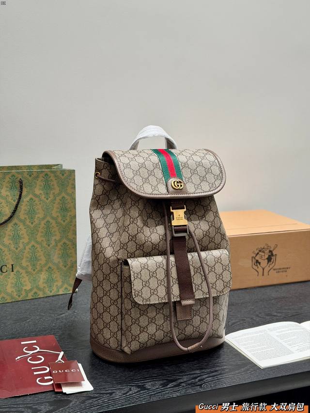 尺寸28*38Cm 酷奇 男款 旅行双肩包 Gucci Ophidia其实我觉得双肩包对于男生很实用，可以放电脑、放相机，去健身都可以。