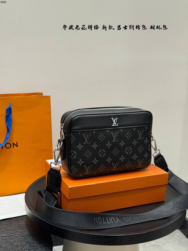 带盒子 Lv 头层牛皮拼接黑花相机包男士斜挎包，经典老花pvc材质，简约复古风格。内部空间分隔合理，日常通勤或休闲出行都很实用。肩带可调节，支持斜挎、手提、胸包
