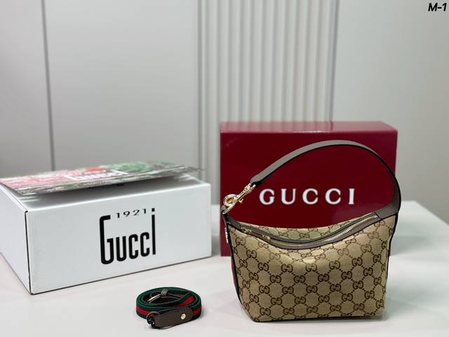 M-1 尺寸19X13 折叠盒 Gucci 老花腋下包 红绿织带点缀，复古感满满～内部空间合理