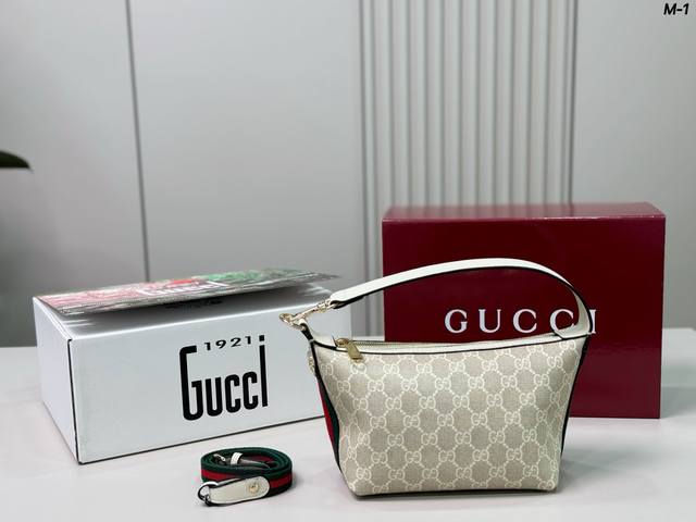 M-1 尺寸19X13 折叠盒 Gucci 老花腋下包 红绿织带点缀，复古感满满～内部空间合理