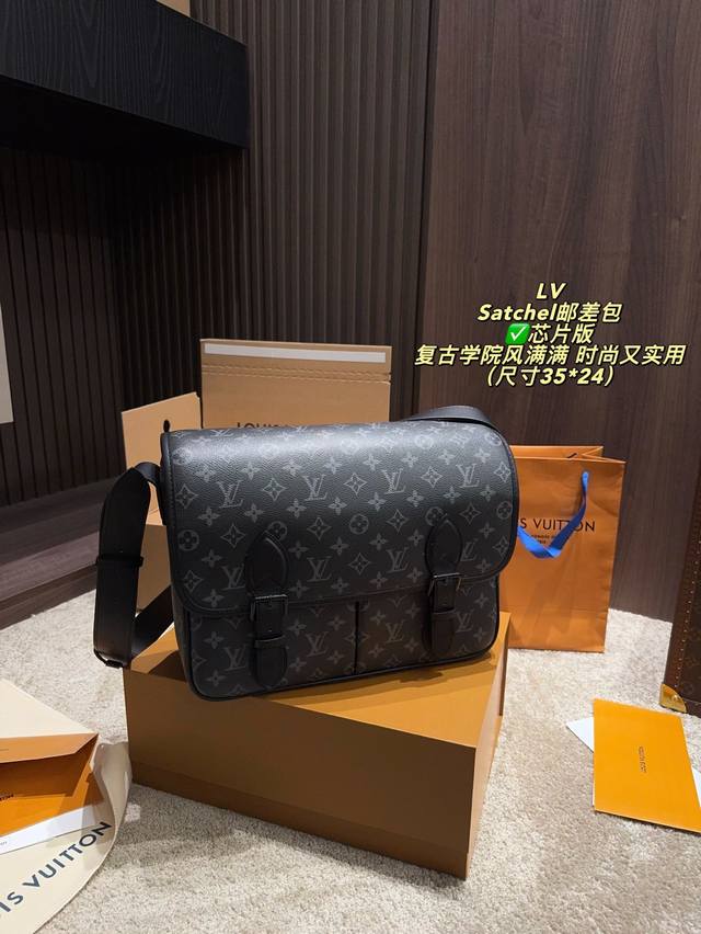 芯片版大号全套包装尺寸35*24 Lv Satchel邮差包 经典Monogram老花帆布＋黑色牛皮饰边，复古学院风满满！通勤Or短途旅行都超实用 。双插扣设计