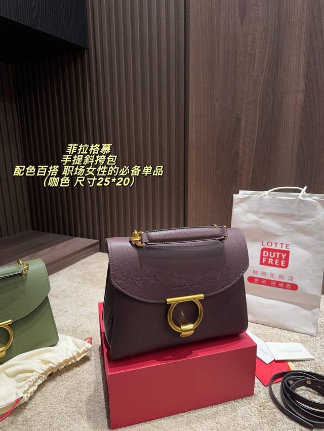 Comes with a folding box, size 25*20mm. Ferragamo handbag/crossbody bag. A super