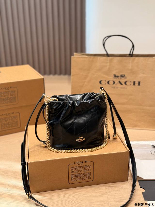 复刻版 羊皮 Coach Faye迷你抽绳水桶包 Coach Faye迷你抽绳水桶包，奶白色全皮+金属链条，简约优雅又百搭！抽绳设计超灵活，链条可调节，手提、单
