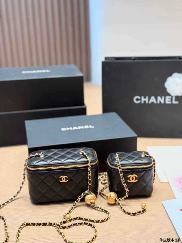 小羊皮 Chanel香奈儿22S金球盒子化妆包尺寸小羊皮手感细腻富贵感十足，盒子颜值的天花板一包难求尺寸16 10 8Cm