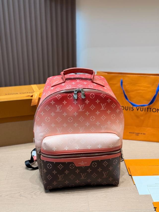 Lv 渐变老花双肩包 J Lv这款渐变老花双肩包，经典Monogram帆布+红色渐变设计，辨识度超高！日常通勤、短途旅行都很实用。双拉链隔层，收纳方便，肩带可调