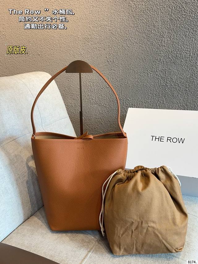 配礼盒. The Row park Tote 香槟桶温柔又气质 颗粒面水桶包 这个包包有提手 所以可肩背、斜挎、手提 背上身整个人都温温柔柔的 敲重~点～容量大