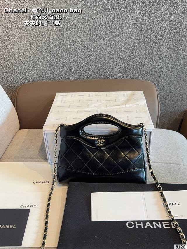 配礼盒. 香奈儿 Chanel.31Bag 手提包. 时髦拿捏住啦 不显老气好好搭啊 而且貌美气质加成好高的呀～ 爱死了这份从容优雅尺寸：21*4*13Cm