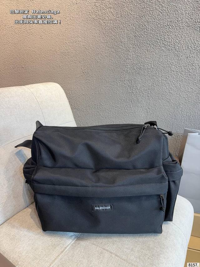 巴黎世家 Balenciaga 斜挎包. 真的好看！松弛感满满,带点随性的优雅. 自重轻,又超级能装尺寸：41*15*33Cm