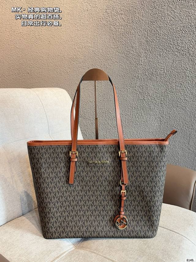 The new Mk Romee tote bag is here! It's absolutely gorgeous! Original hardware a