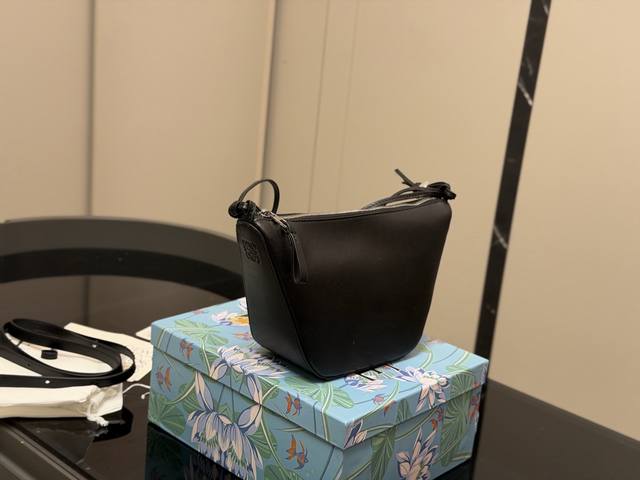 配盒 Size：底宽17 上宽27*高16Cm Loewe Hammock Hobo 罗意威吊床包超可爱 Hobo还能这样 搭配新出的宽肩带真的好好看呀 皮质也