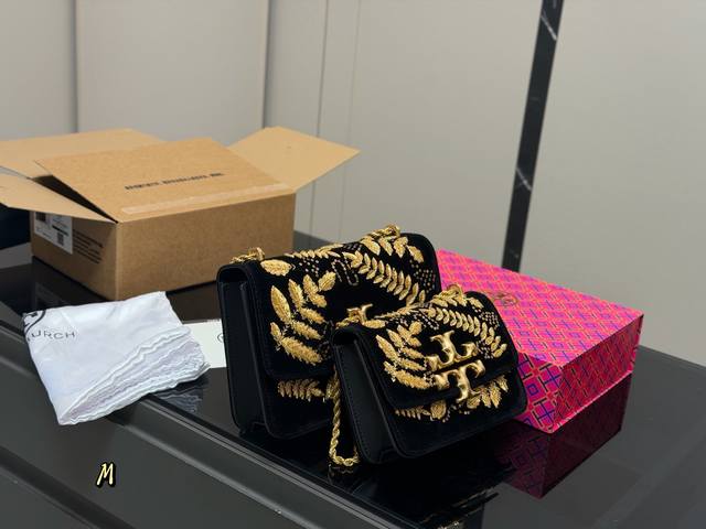 配折叠盒飞机盒 托里伯奇很经典，也应用在很多包上 还是一眼抓住我的眼球 集“可盐可甜百搭单肩斜挎”于一身的美包 在我的审美范畴：曾经也是被Celine凯旋门硬控